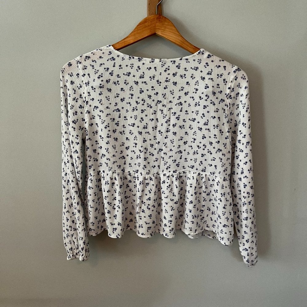 Hippie Rose Peplum Blue and White Floral Top tie detail front Size Large - Picture 5 of 11